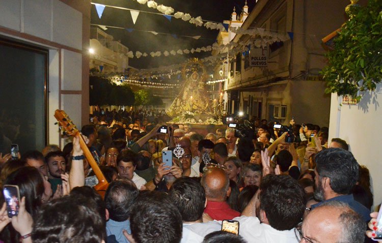 Explosión de júbilo en torno a la patrona de Utrera en el último día de su triduo itinerante [GALERÍA FOTOGRÁFICA]