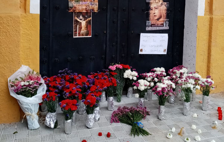 Las flores, velas y fotos llegan también a las puertas de la capilla de la Trinidad