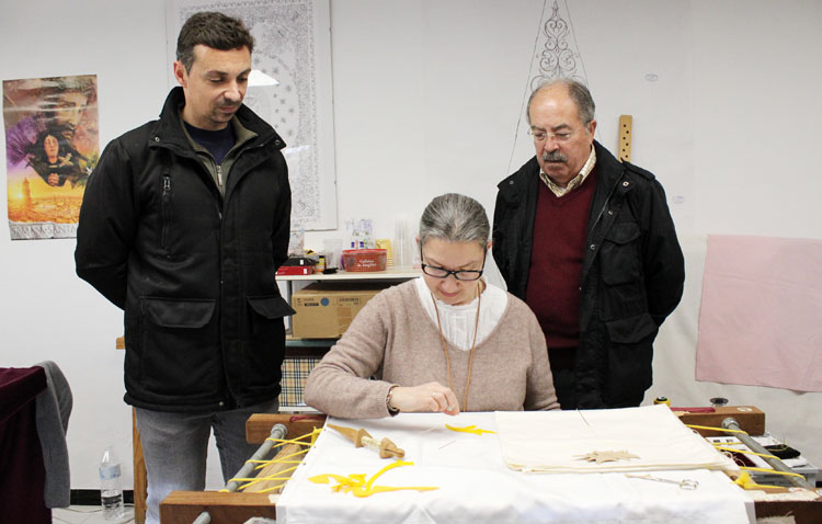 La primera puntada para la futura túnica bordada del Redentor Cautivo
