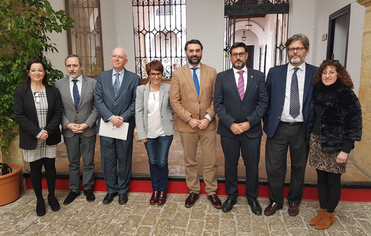 El consejero de Turismo anuncia en Utrera un proyecto educativo y de intercambio cultural para poner en valor el patrimonio sefardí