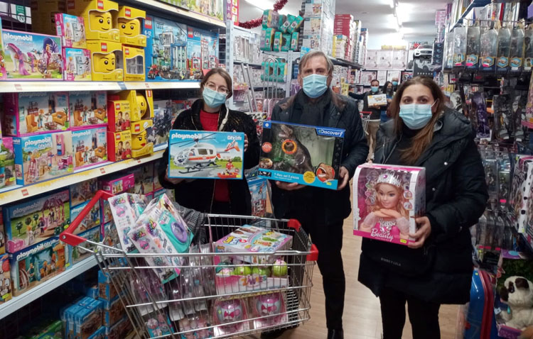La destilería «Flor de Utrera» destina sus beneficios en el poblado navideño a la campaña «Un juguete para todos»