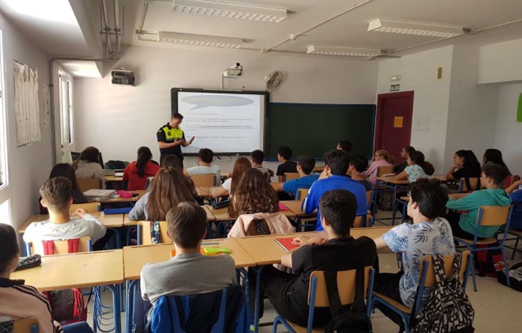 La Policía Local lleva a los colegios los peligros del alcohol, las cachimbas y otras drogas