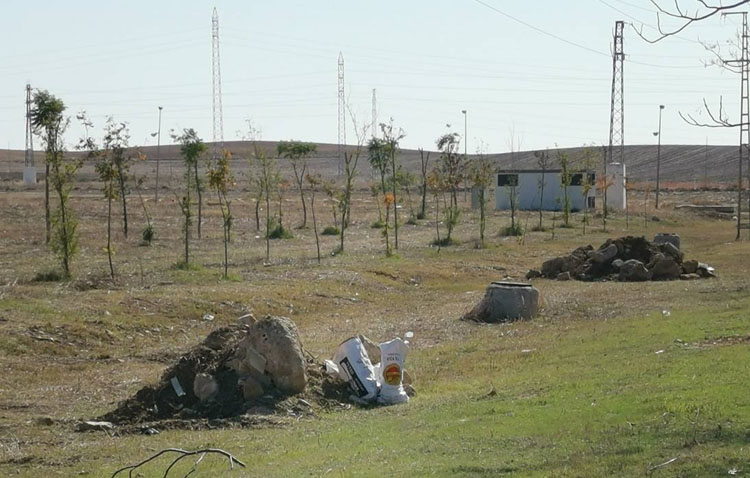 Una nueva señalética llegará a los caminos de Utrera para intentar acabar con la acumulación de residuos