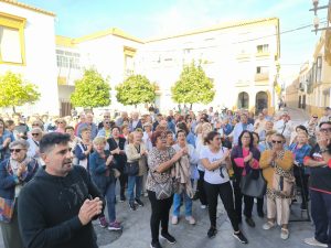 Más de 200 personas se manifiestan en contra del cierre de la piscina de Vistalegre