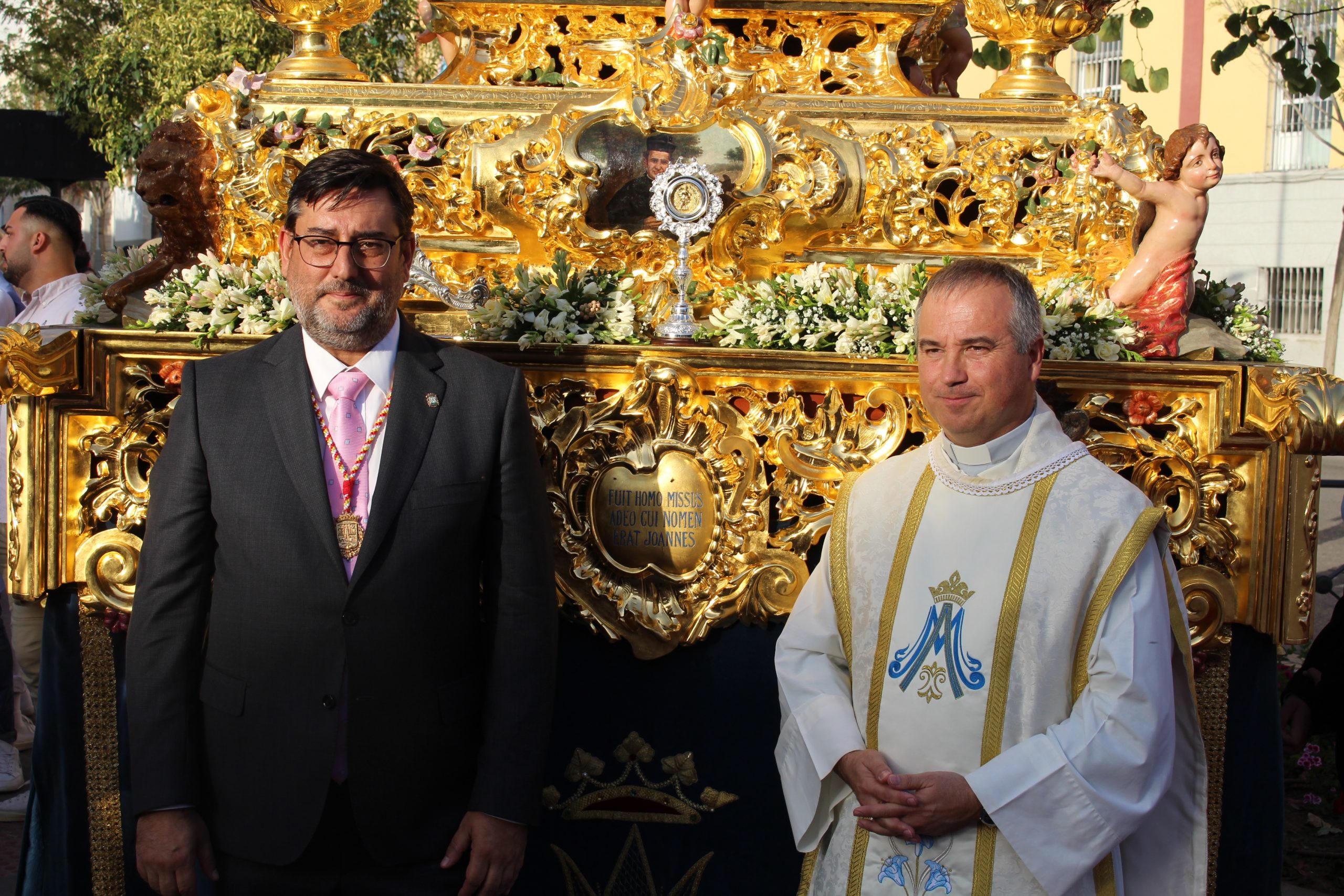 María Auxiliadora ya pasea su Medalla de Oro por las calles de Utrera