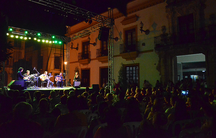 Numerosas personas disfrutaron del concierto inaugural de José Antonio Rodríguez