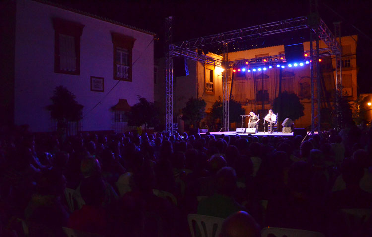 La plaza de Gibaxa presenta cada noche una importante afluencia de público