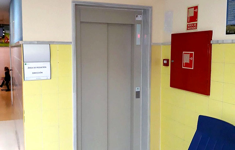 El centro de salud Utrera Sur mejora su accesibilidad con la renovación de su ascensor