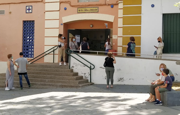 Los centros de salud de Utrera reorganizarán sus accesos para facilitar la entrada a los usuarios de una manera segura