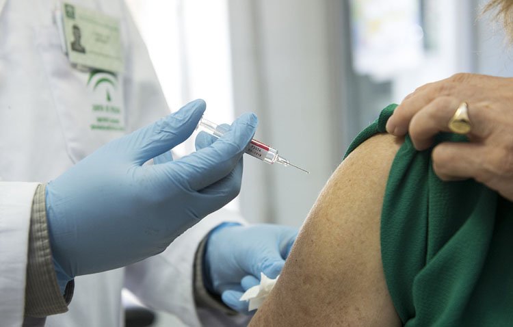 El centro de salud Utrera Sur programa dos jornadas de vacunación frente a la gripe, COVID-19 y neumococo sin cita previa
