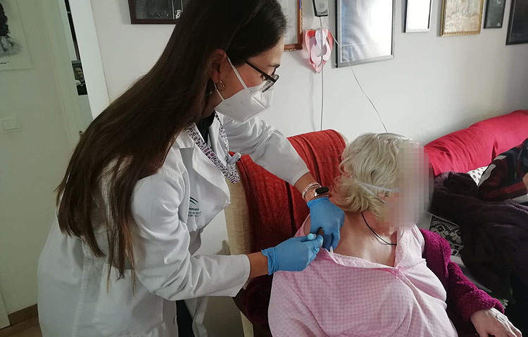 Un paso más hacia la inmunidad: la vacuna llega a las viviendas de las personas con movilidad reducida de Utrera