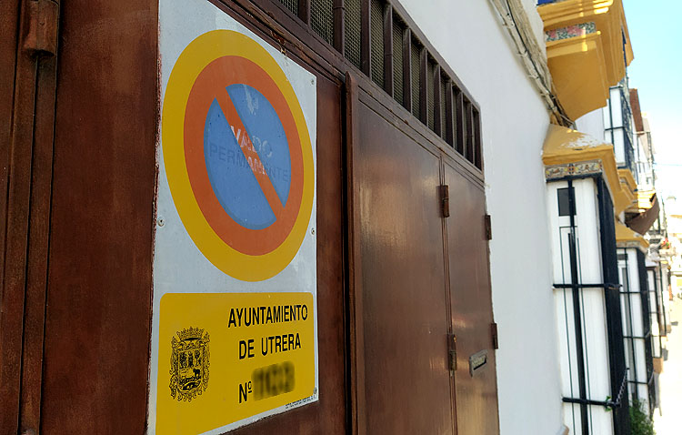 Una campaña para acabar con las placas de vados ilegales, caducados y en mal estado en Utrera