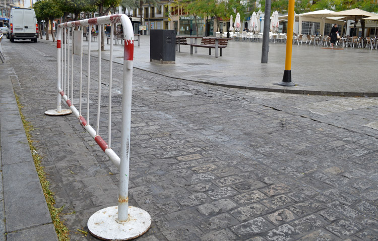El edil de Seguridad Ciudadana, tras un año de montaje de los bolardos en el Altozano: «las prisas son malas consejeras»