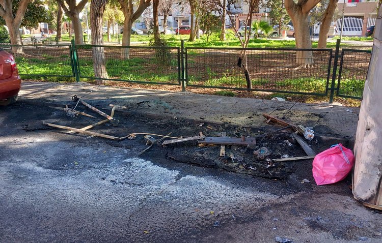 El vandalismo se ceba con los contenedores de basura y las papeleras de Utrera [IMÁGENES]