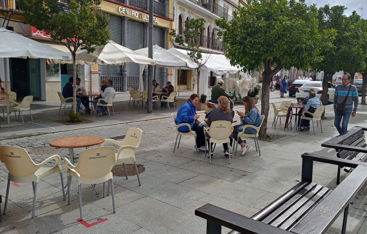 La vida vuelve poco a poco a las terrazas de los bares de Utrera