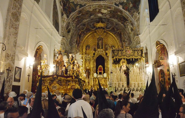 La hermandad de la Vera-Cruz formará su cortejo de nazarenos en plena calle Clemente de la Cuadra