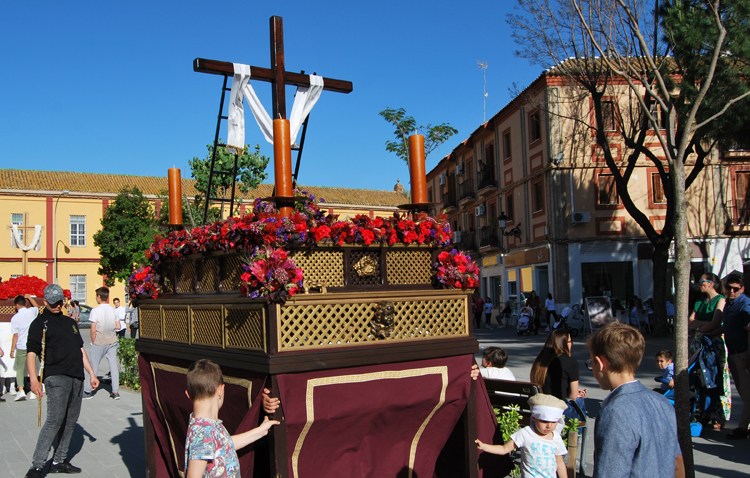 La hermandad de la Vera-Cruz organiza una procesión de cruz de mayo