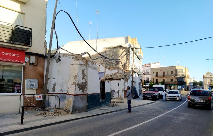 El Ayuntamiento de Utrera acaba con el problema histórico de estrechamiento de La Vereda junto al supermercado ‘El jamón’