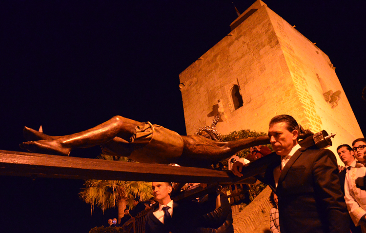 Utrera mira a su historia con el vía crucis del Cristo de Santiago (IMÁGENES)