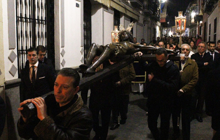 Un adelanto de la Cuaresma con el vía crucis del patrono de Utrera (GALERÍA)