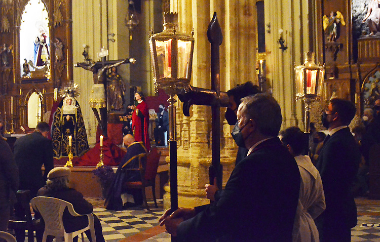 Utrera vive un histórico vía crucis con su patrono [GALERÍA FOTOGRÁFICA]