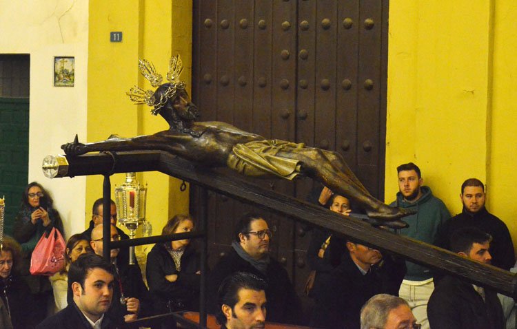 Un adelanto de la Cuaresma en Utrera con el tradicional vía crucis del Cristo de Santiago [GALERÍA]