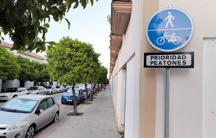 Una nueva señal da prioridad al peatón sobre la bicicleta en el carril bici instalado en la calle Vía Marciala