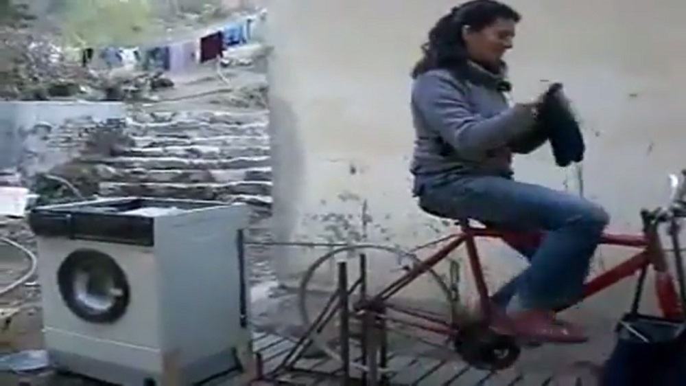 La increíble «bici-lavadora»