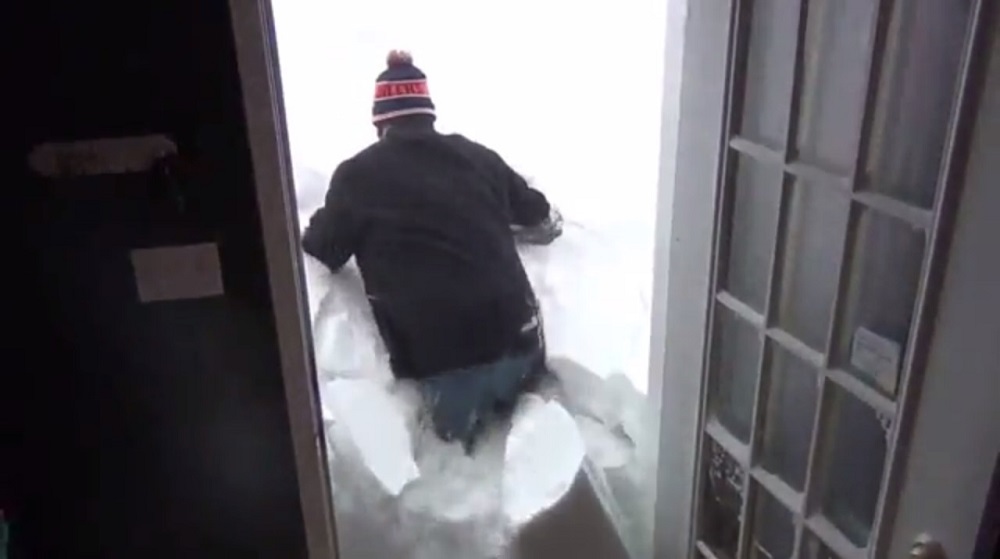 Salir de casa después de una nevada en Canadá