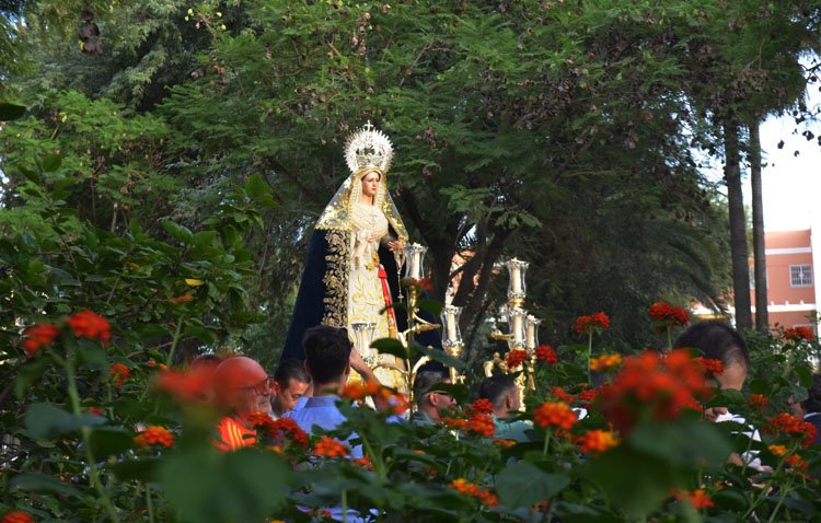 Una tarde de domingo para acompañar a la Virgen de la Amargura en su regreso desde el geriátrico al santuario de Consolación