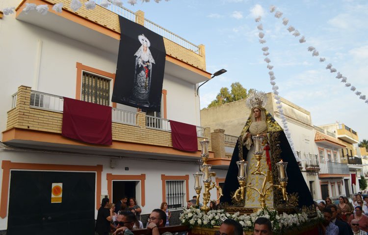 Una tarde de domingo para acompañar a la Virgen de la Amargura en su regreso desde el geriátrico al santuario de Consolación