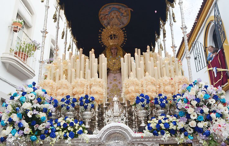 Seis horas y media de procesión extraordinaria por el cincuentenario de la Quinta Angustia