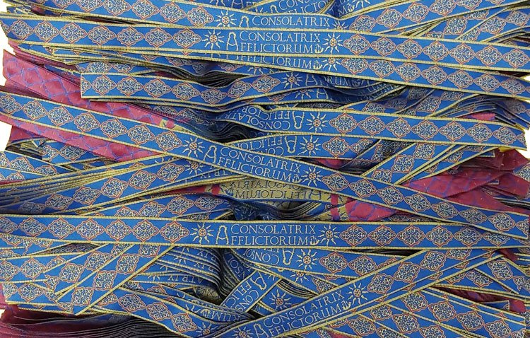 Unas pulseras dedicadas a la Virgen de Consolación recaudan fondos para engrandecer su visita a Sevilla