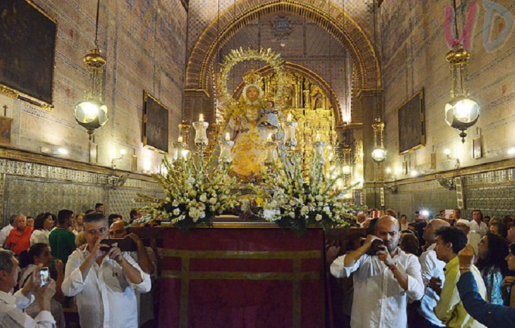 Recogida de alimentos en el santuario durante la novena a la patrona