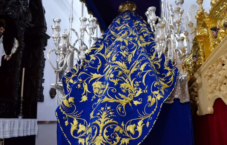 Un manto bordado en oro para la Virgen de los Desamparados, uno de los grandes estrenos de la Semana Santa de Utrera [GALERÍA]