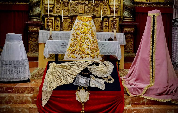 Una nueva saya y otras piezas para el ajuar de la Virgen de los Desamparados por el 75º aniversario de su advocación