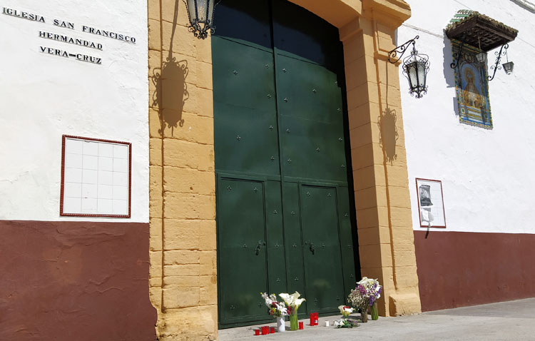 Utrera ofrece sus flores a la Virgen de los Dolores