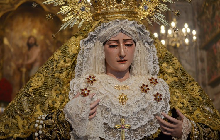 La Virgen de los Dolores deslumbra a sus fieles tras la restauración [GALERÍA]