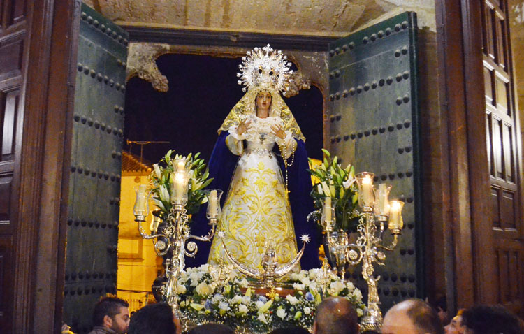Fuegos artificiales, flauta y tamboril, vivas, pétalos y mucha emoción en el traslado de la Virgen de la Estrella a Santiago (IMÁGENES)