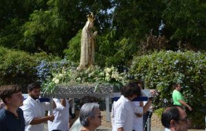 La hermandad de Fátima celebra su rosario con la procesión de su titular