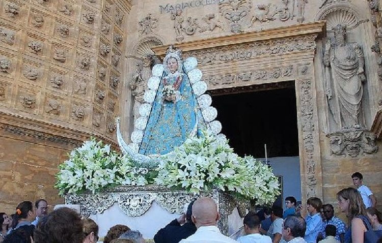 Procesión de la Virgen de la Mesa en la festividad de la Asunción