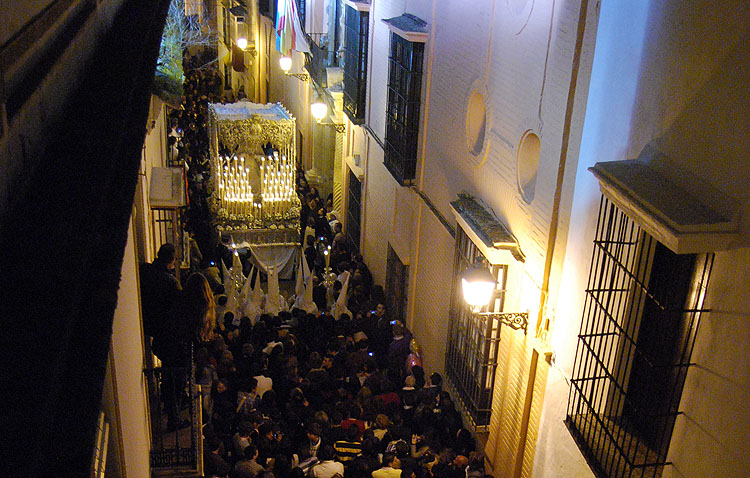 El ambiente de un Miércoles Santo con la Virgen de la Paz en la calle Rodrigo Caro, desde el objetivo de Antonio Rodríguez Ledesma (VÍDEO)