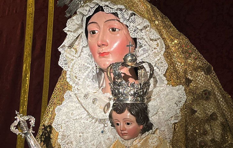 Una tarde de domingo para acompañar a la Virgen del Rosario por las calles de Utrera en su procesión extraordinaria