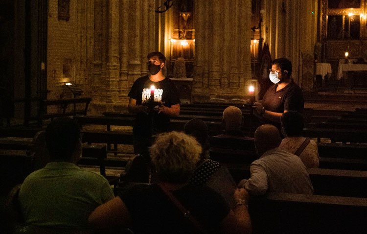 Unas visitas nocturnas para descubrir los secretos de la parroquia de Santiago a la luz de las velas
