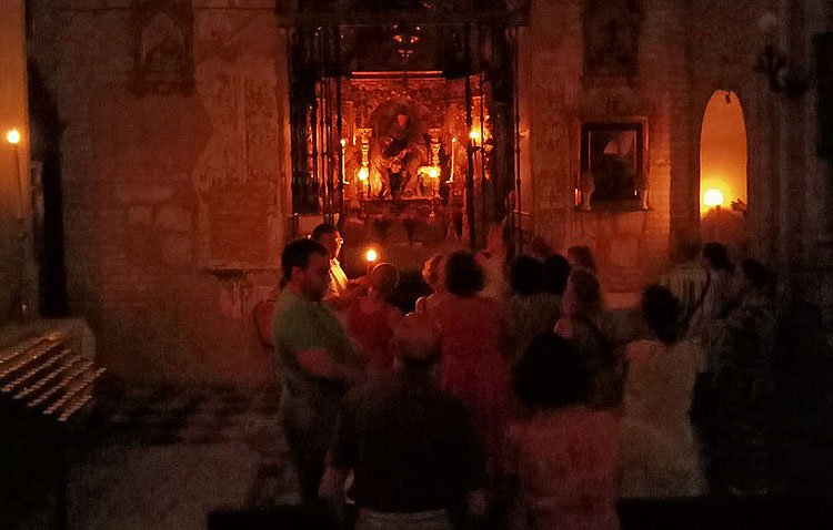 La parroquia de Santiago retoma sus visitas nocturnas a la luz de las velas