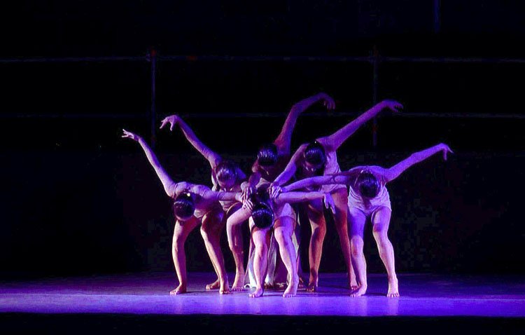 Una tarde de danza contemporánea en el teatro de los Salesianos