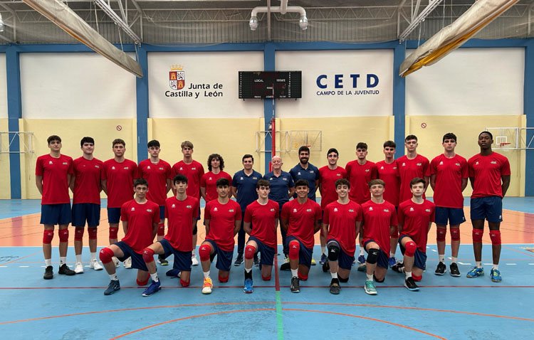 El utrerano Ángel Ocaña participa como segundo entrenador de la selección española sub-19 de voleibol en una cita internacional
