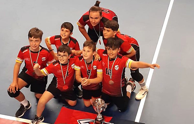 El equipo alevín del Club Voleibol Utrera, medalla de bronce del campeonato de Andalucía