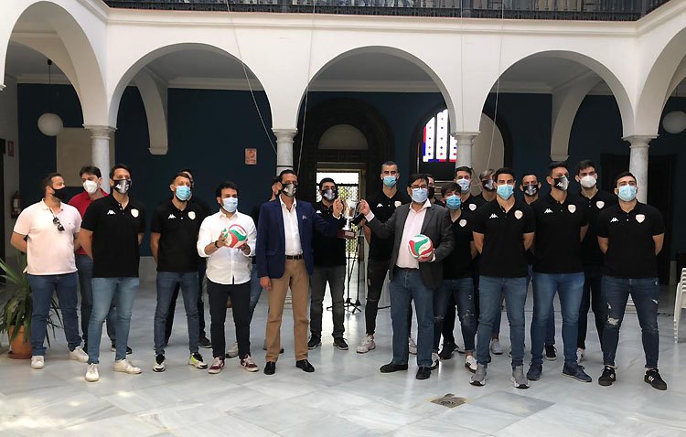 Utrera se rinde ante sus héroes del voleibol