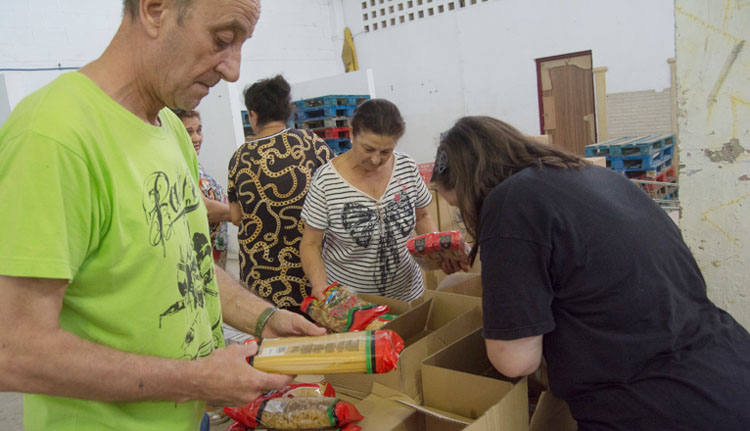 El trabajo altruista de Vopan, una asociación que reparte alimentos a 86 familias de Utrera